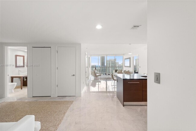495 Brickell Ave, Unit 5003 in Miami, FL - Building Photo - Building Photo