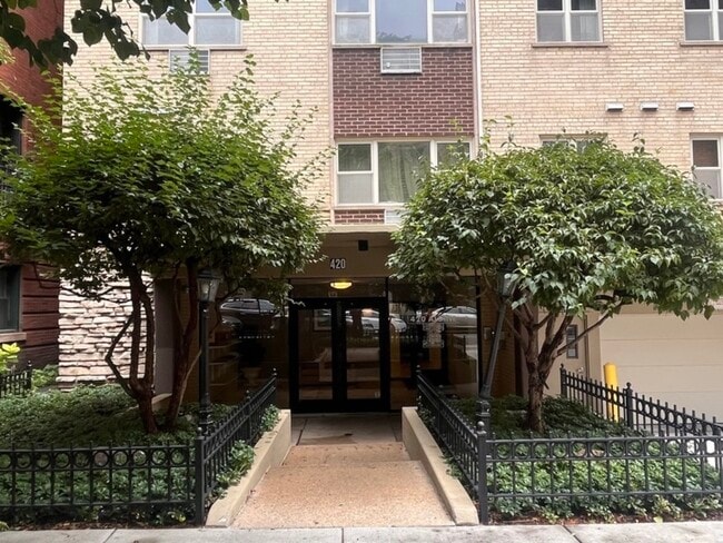 property at 420 W Aldine Ave