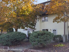 526 Langan Rd in Pittston, PA - Building Photo