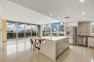 7929 West Dr in North Bay Village, FL - Building Photo