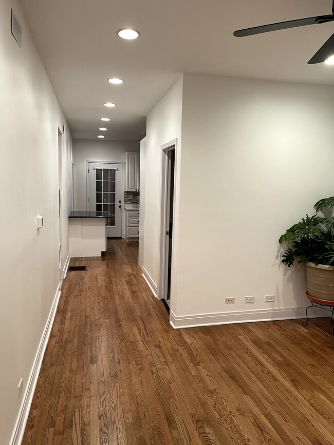 2216 W Belmont Ave, Unit 2 Front Apt. in Chicago, IL - Building Photo - Building Photo