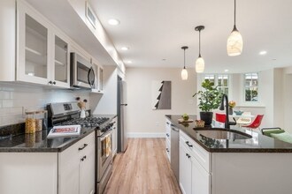 18 Whitney Ave in Cambridge, MA - Foto de edificio - Building Photo