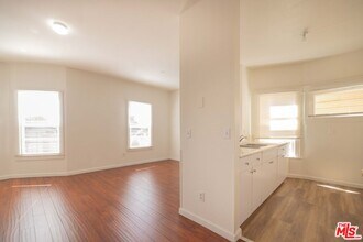 2972 W Pico Blvd-Unit -201 in Los Angeles, CA - Building Photo - Building Photo