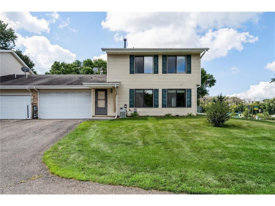 3893 Dolomite Dr in Eagan, MN - Building Photo