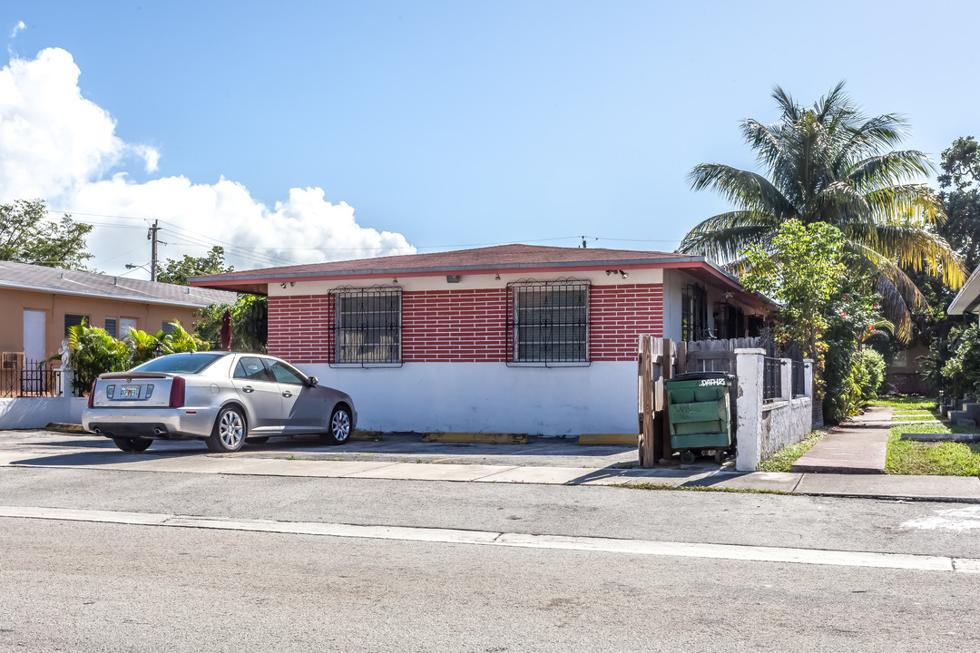 720 SW 10th St in Miami, FL - Building Photo