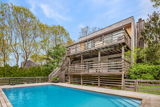 75 Bridies Path in Southampton, NY - Foto de edificio - Building Photo