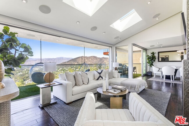 7177 Pacific View Dr in Los Angeles, CA - Building Photo - Building Photo