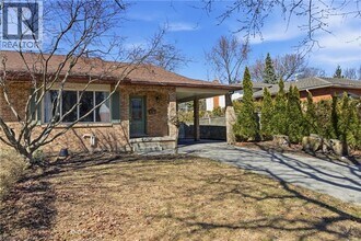 577 Tuscarora Dr in Hamilton, ON - Building Photo - Building Photo