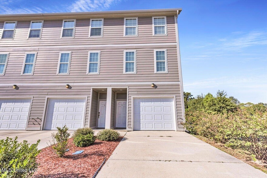 112 E Orchard Loop in D'Iberville, MS - Foto de edificio