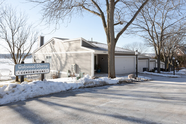 Oakwood Shores in Pewaukee, WI - Building Photo - Building Photo