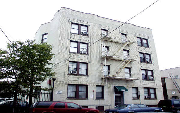 6013 Hudson Ave in West New York, NJ - Building Photo - Building Photo