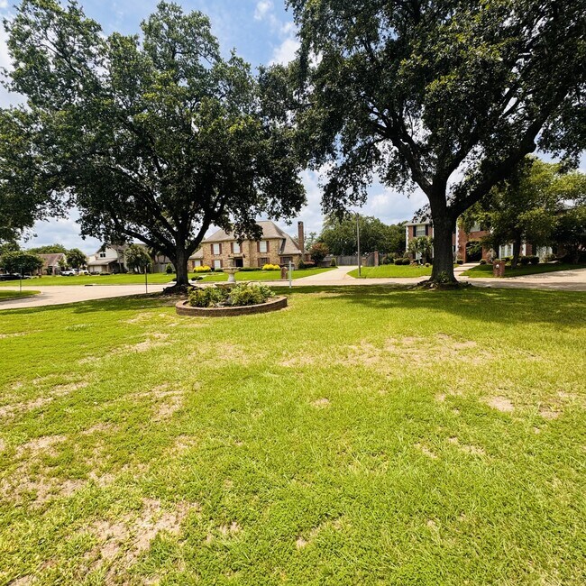 1112 Shaw Dr in Nederland, TX - Building Photo - Building Photo