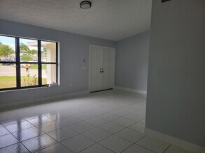 2050 SE Camilo St in Port St. Lucie, FL - Foto de edificio - Building Photo