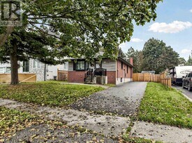 168 Wincott Dr in Toronto, ON - Building Photo