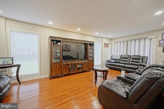 25 Viburnum Ln in Mount Laurel, NJ - Foto de edificio - Building Photo