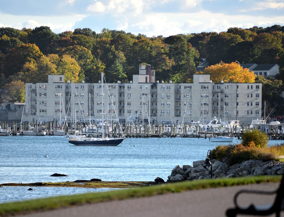 Harbour House Condominiums in New London, CT - Foto de edificio