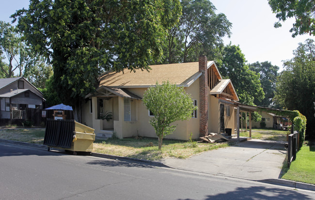 316 Burney St in Modesto, CA - Foto de edificio - Building Photo