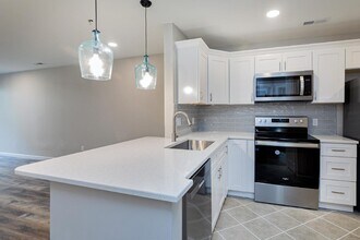 4911 Hollenden Dr-Unit -104 in Raleigh, NC - Foto de edificio - Building Photo