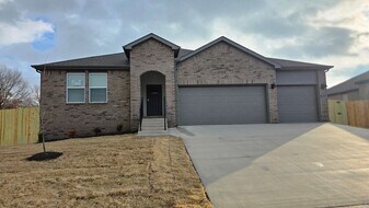 581 Crystal Dr in Prairie Grove, AR - Building Photo