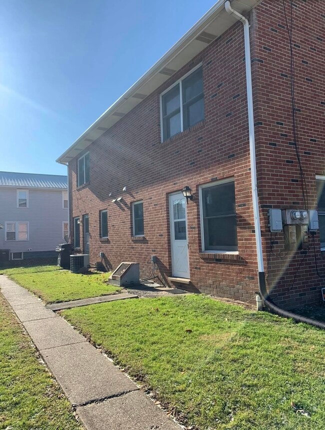 56 Mound St in New Martinsville, WV - Building Photo - Building Photo