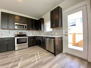 520 Fieldwood Dr in Mustang Ridge, TX - Foto de edificio - Building Photo