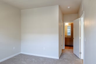 Holly38 in Denver, CO - Foto de edificio - Interior Photo