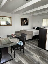 340 1/2 Rennie Ave in Venice, CA - Building Photo - Building Photo