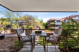 7147 E Rancho Vista Dr in Scottsdale, AZ - Foto de edificio - Building Photo