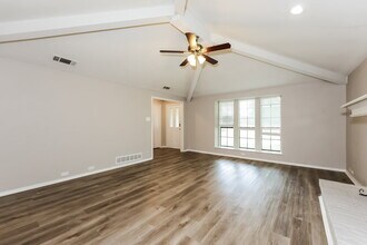 1134 Madlynne Dr in Cedar Hill, TX - Foto de edificio - Building Photo