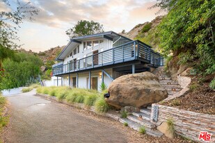 8657 Valley Flores Dr in Los Angeles, CA - Building Photo