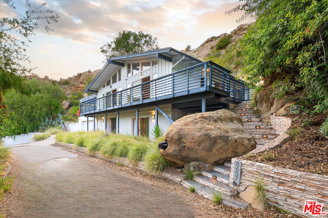 8657 Valley Flores Dr in Los Angeles, CA - Building Photo