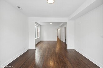 2229 W Augusta Blvd, Unit 2 First Floor in Chicago, IL - Foto de edificio - Building Photo