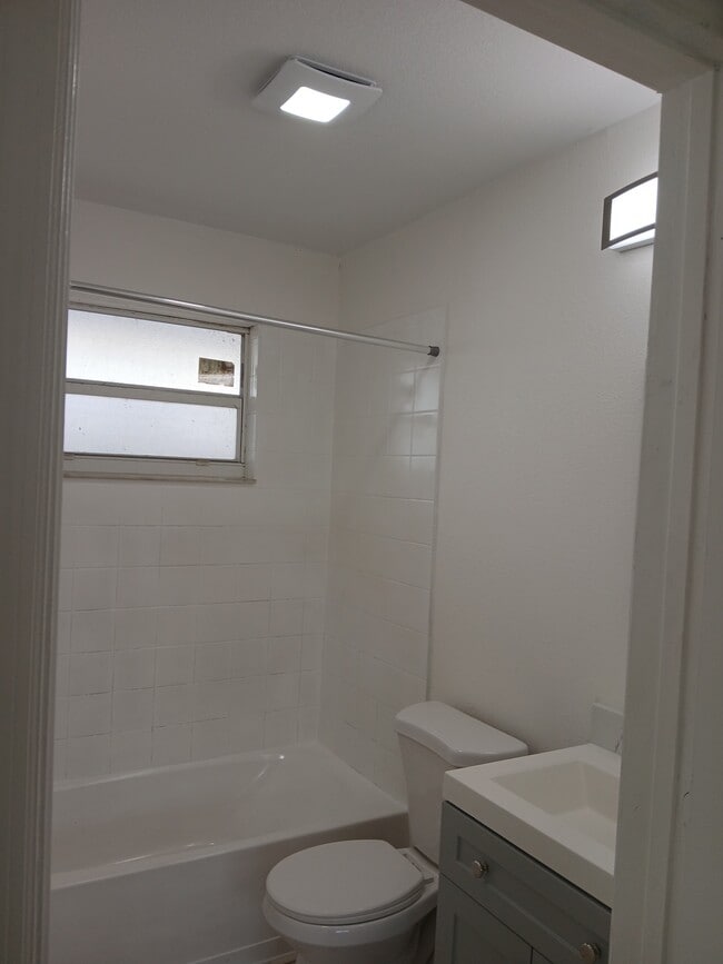 1917 Smith Dr, Unit 1 in North Palm Beach, FL - Building Photo - Building Photo