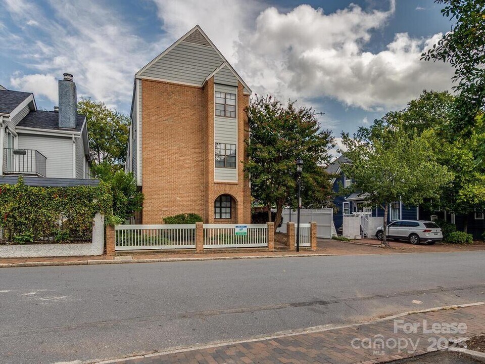 406 W 9th St in Charlotte, NC - Building Photo