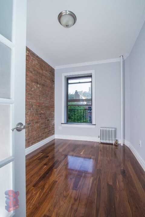 350 W 21st St in New York, NY - Building Photo