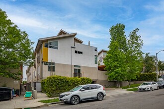 11815 Laurelwood Dr in Studio City, CA - Foto de edificio - Building Photo