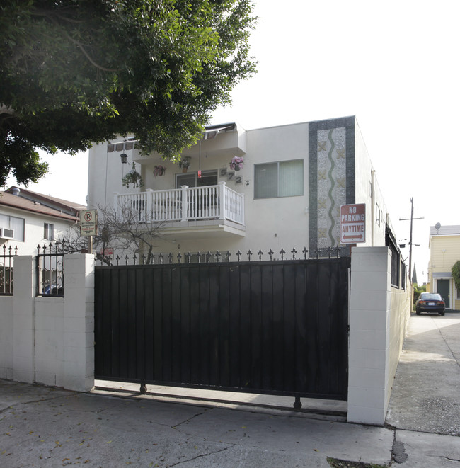 5722 La Mirada Ave in Los Angeles, CA - Foto de edificio - Building Photo