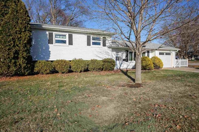 1705 Elmwood Dr in Bettendorf, IA - Building Photo - Building Photo