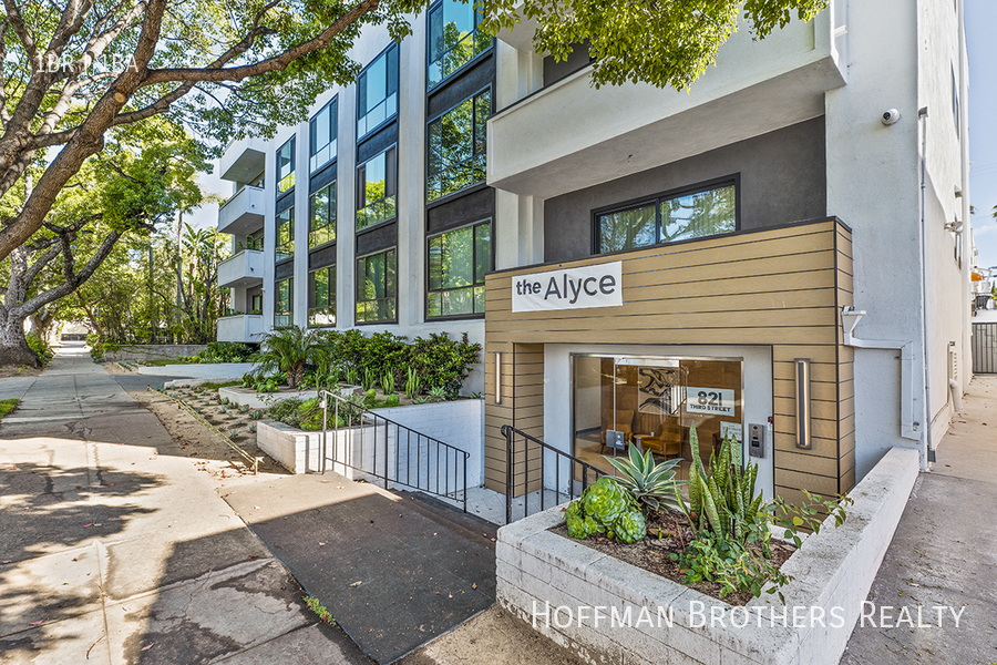 Crystal House Apartments in Santa Monica, CA - Building Photo