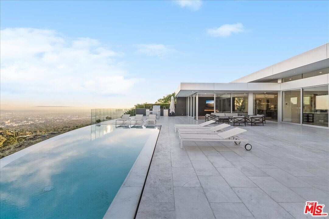 1620 Carla Ridge in Beverly Hills, CA - Building Photo