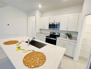 6949 Harbours Edge Ave in Greenacres, FL - Foto de edificio - Building Photo