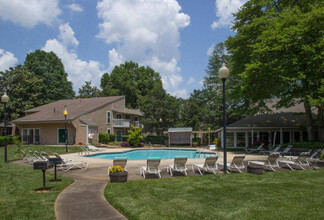 Chimneys Apartments in Charlotte, NC - Foto de edificio - Building Photo