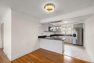 2046 Yorkshire Rd in Birmingham, MI - Building Photo - Building Photo