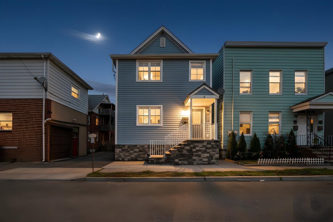 8 Essex St in Nutley, NJ - Building Photo