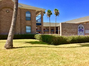 Las Violetas Town Home Apartments in Edinburg, TX - Foto de edificio - Building Photo