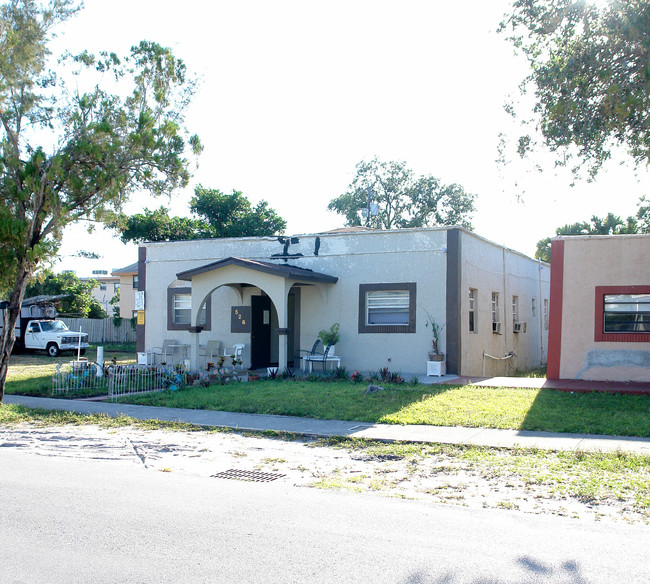 526 NW 15th Way in Fort Lauderdale, FL - Building Photo - Building Photo