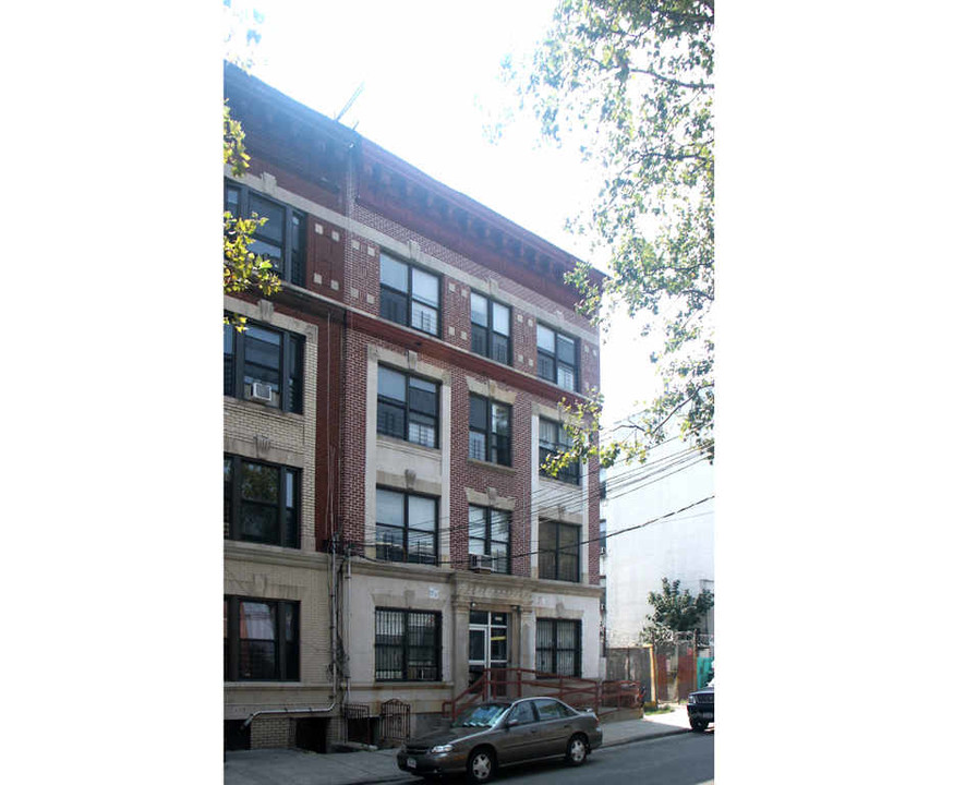 2252 Bassford Ave in Bronx, NY - Building Photo