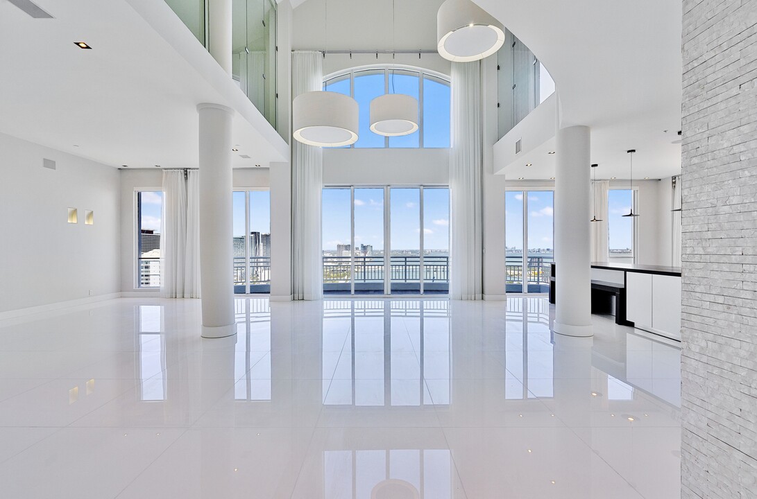 848 Brickell Key Dr, Unit 2703 in Miami, FL - Building Photo