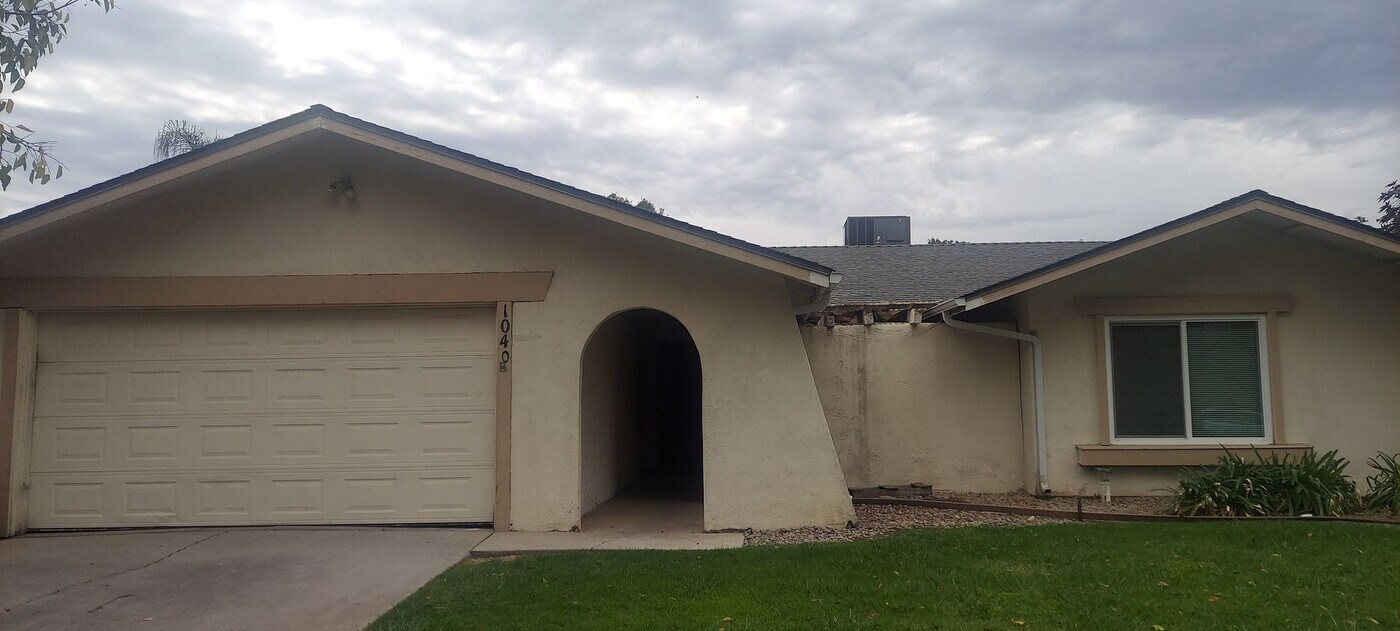 1040 E Donna Dr in Merced, CA - Building Photo