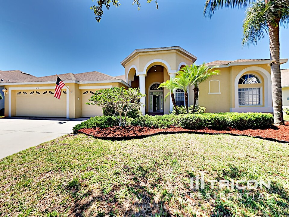 4751 Artesian Rd in Land O Lakes, FL - Foto de edificio